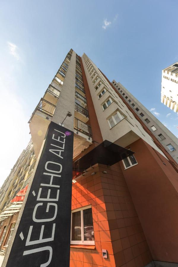Apartman V Aleji Bratislava Buitenkant foto